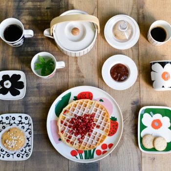 Caffetteria gourmet di Kaiser FarmHouse con bancone in legno chiaro e scaffali attrezzati