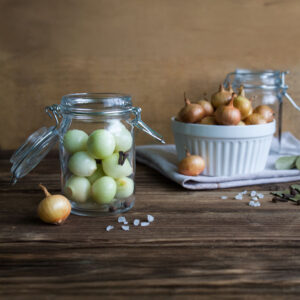 Cipolline fresche e cipolline in barattolo Kaiserküche su tavolo rustico