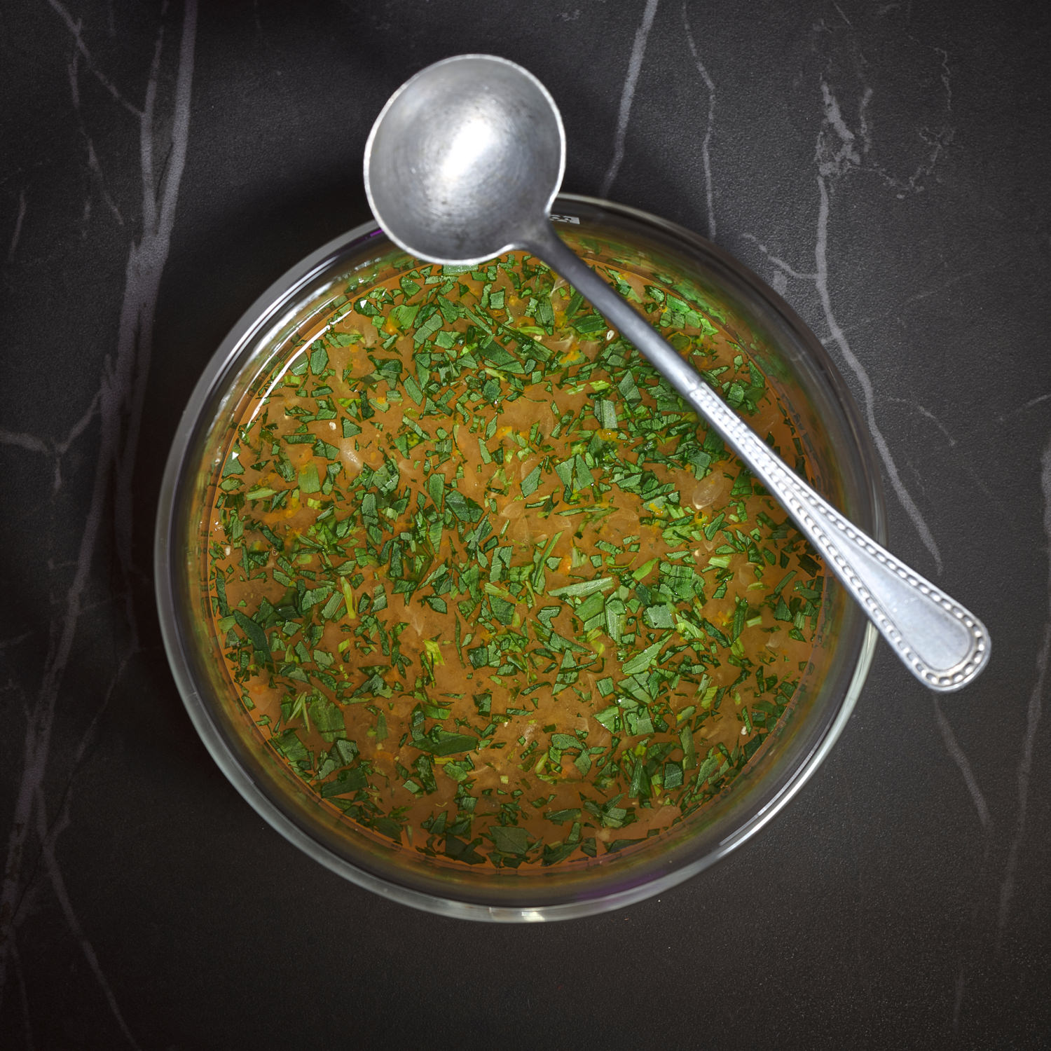 Crema di zucca con erbe fresche vista dall’alto