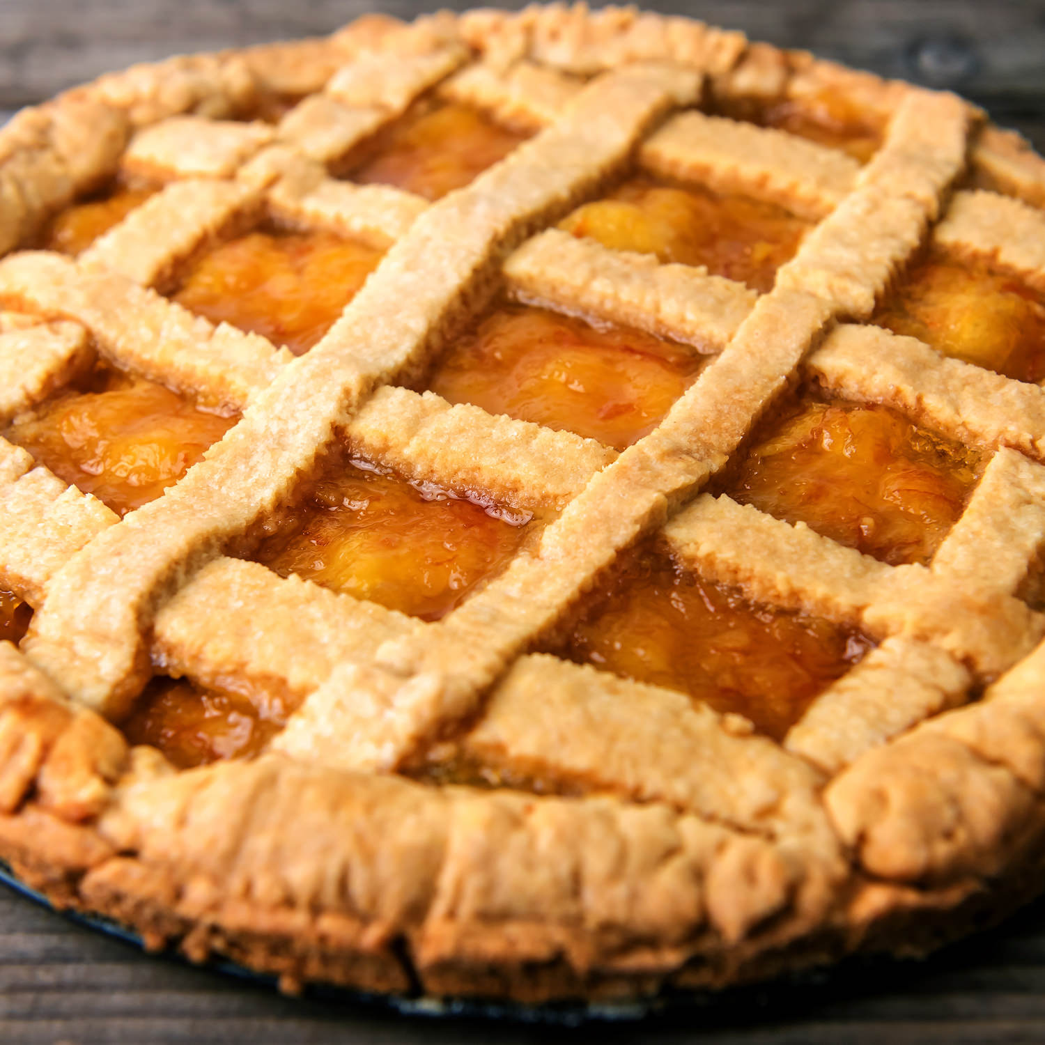 Crostata artigianale preparata con composta biologica di albicocche.