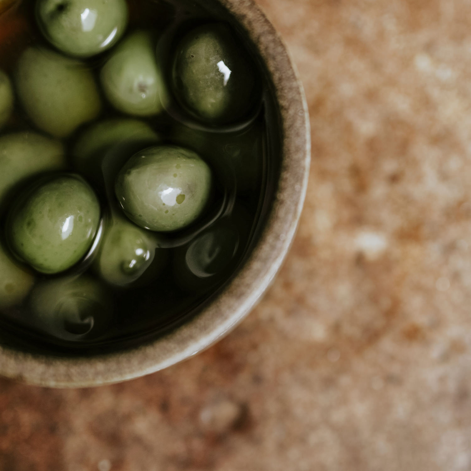ciotola di olive verdi fresche in primo piano