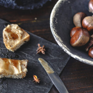 Pane con miele di castagno e castagne intere