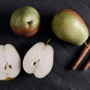 Pere Madernassa fresche intere e tagliate a metà