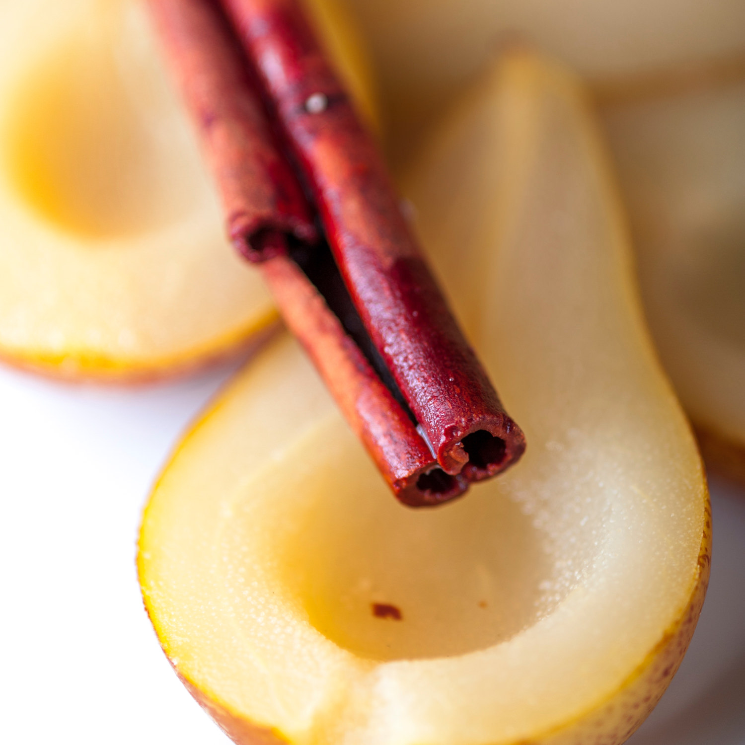 Pera Williams affettata con bastoncino di cannella