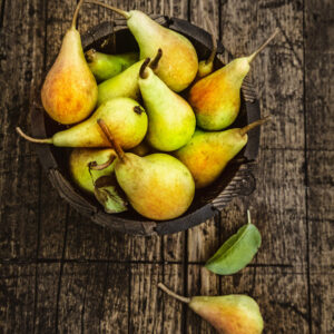 Cesto rustico colmo di pere Williams fresche