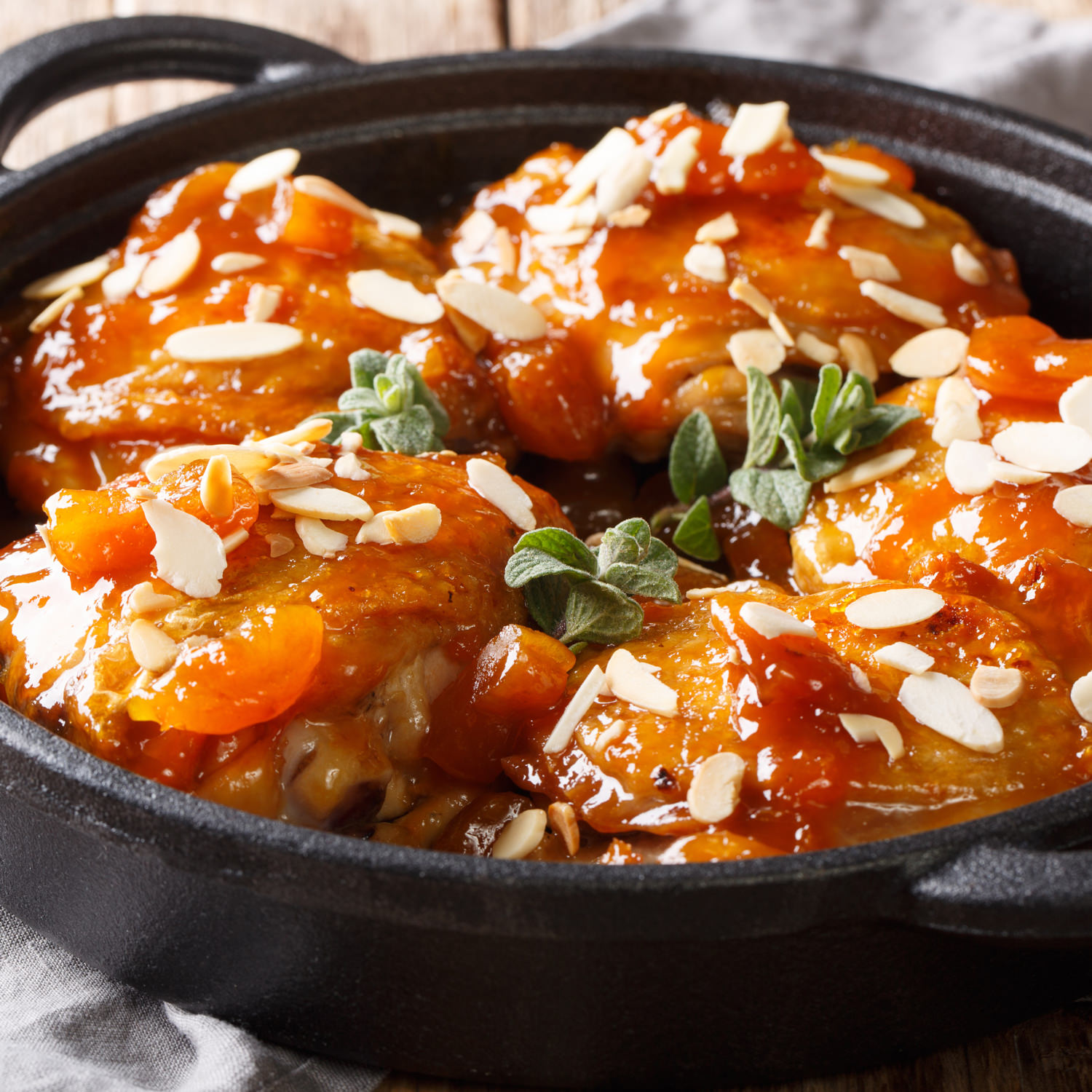 Piatto gourmet con salsa di albicocche e mandorle preparato con la Composta Biologica di Albicocche Kaiser Küche.