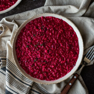 Risotto alla rapa rossa cremoso servito in ciotola rustica