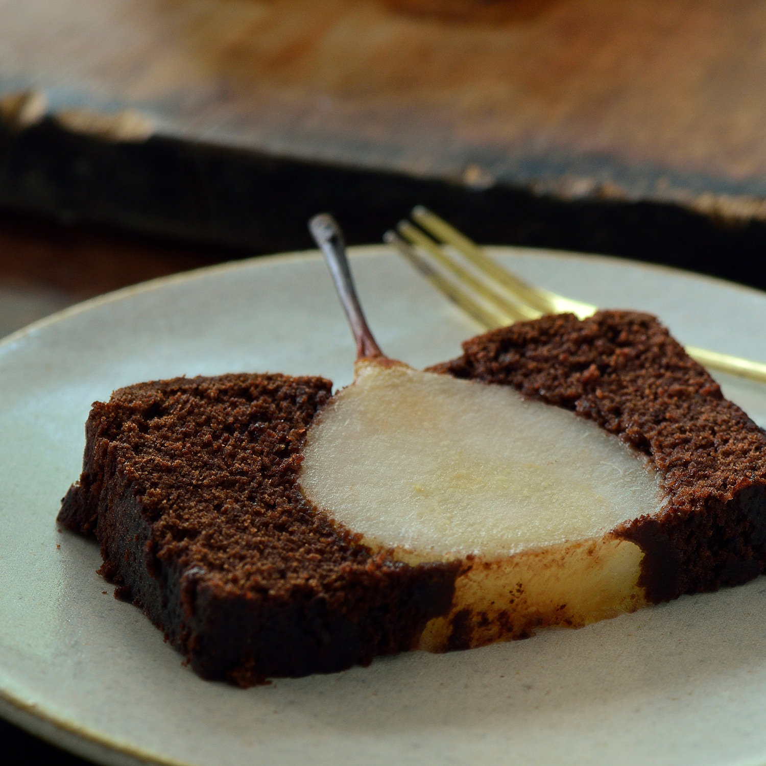 Fetta di torta al cioccolato con pera Williams cotta intera