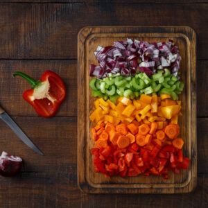 Verdure fresche colorate tagliate per l’antipasto piemontese.