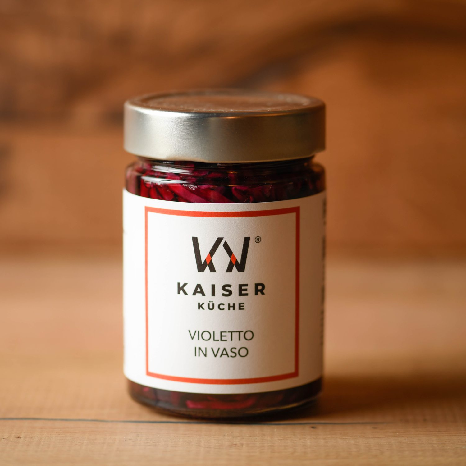 Vasetto di Violetto in vaso Kaiser Küche su fondo in legno