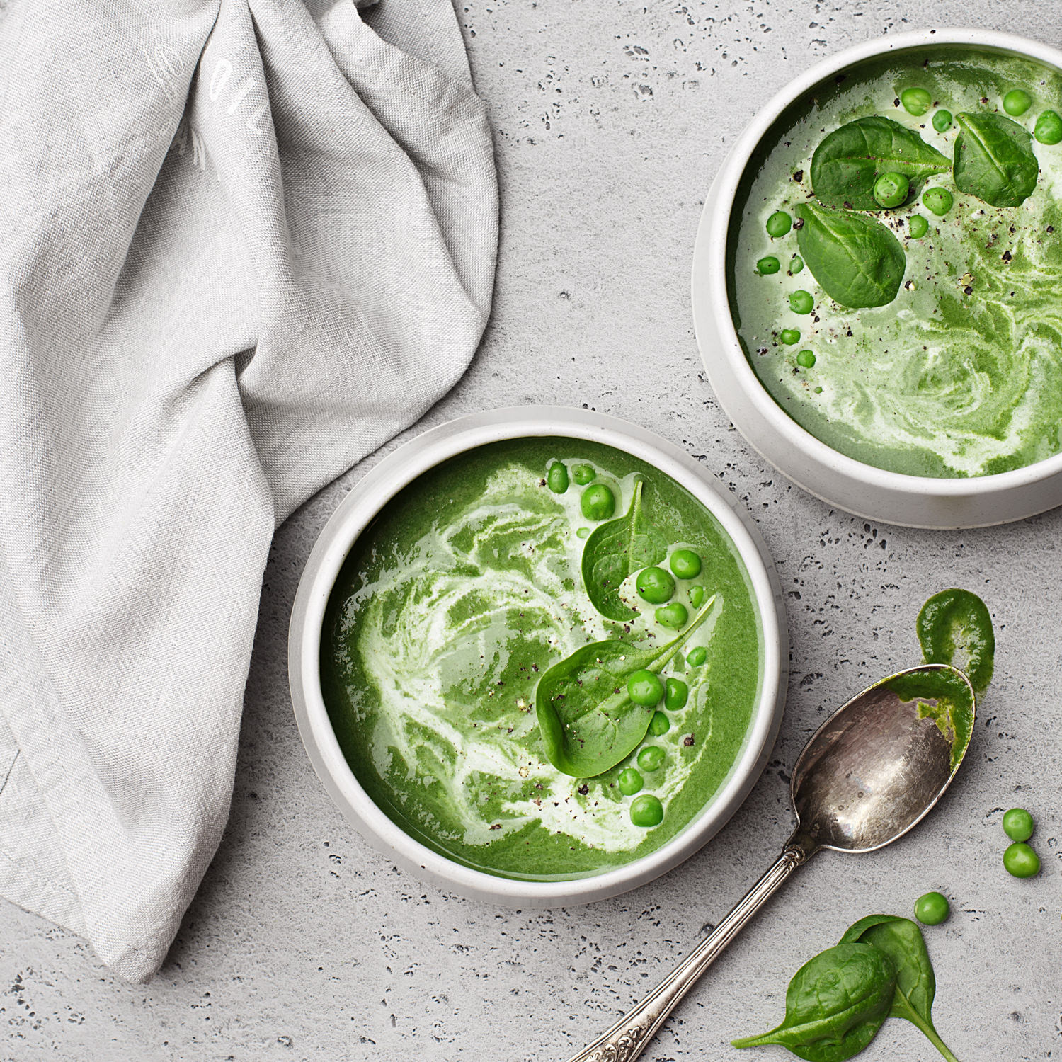 Zuppa verde di piselli e spinaci in due ciotole